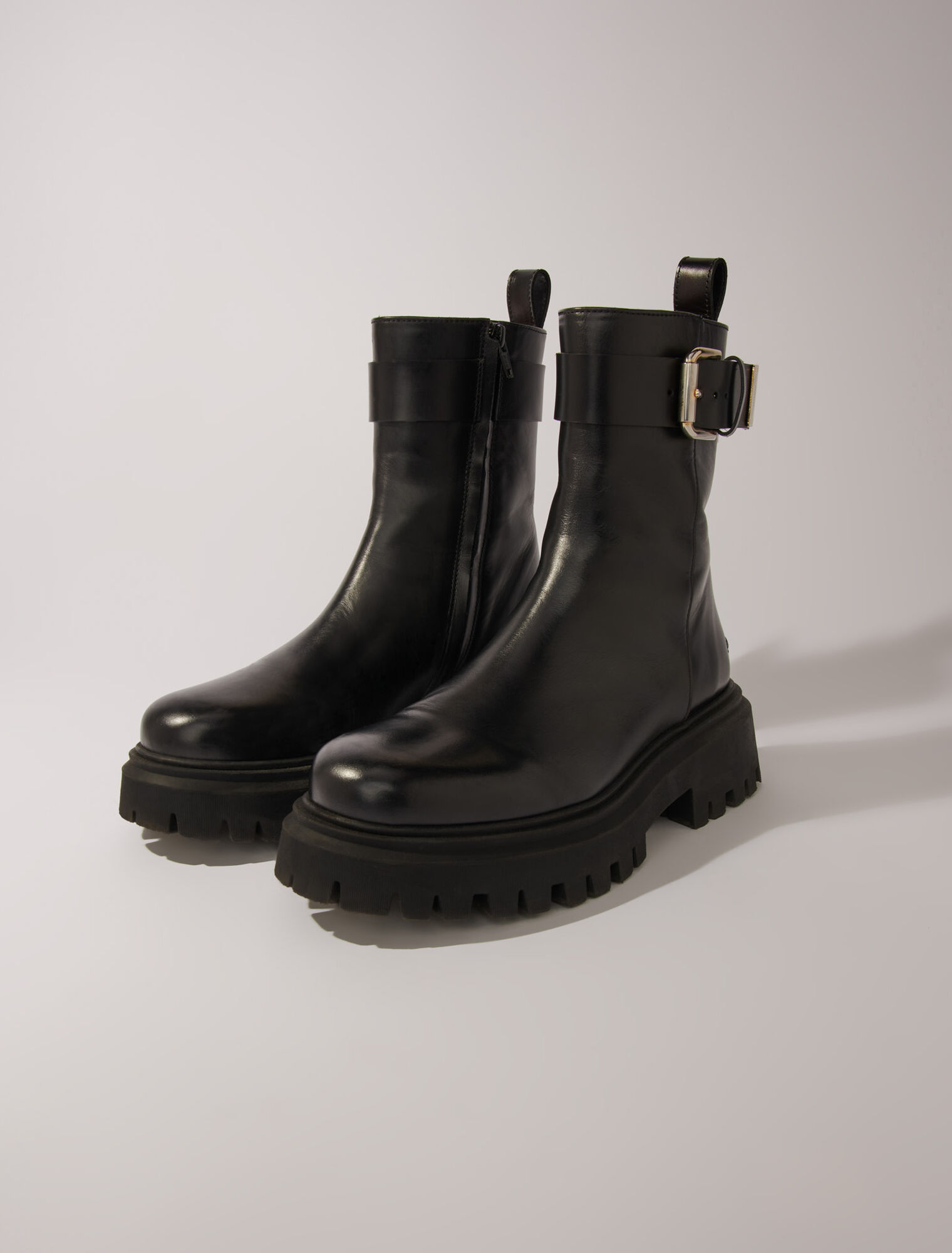 Botines de cuero con hebilla