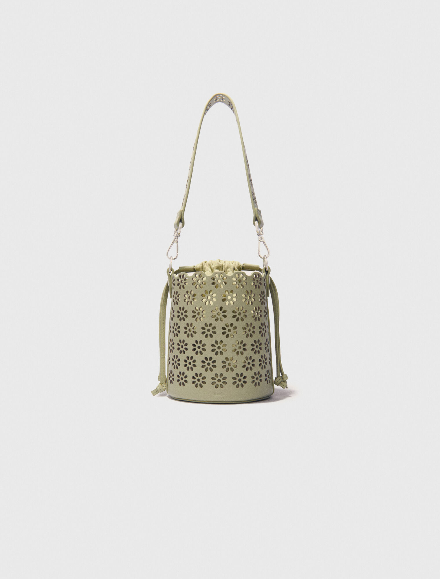 Bolso cubo de piel perforada