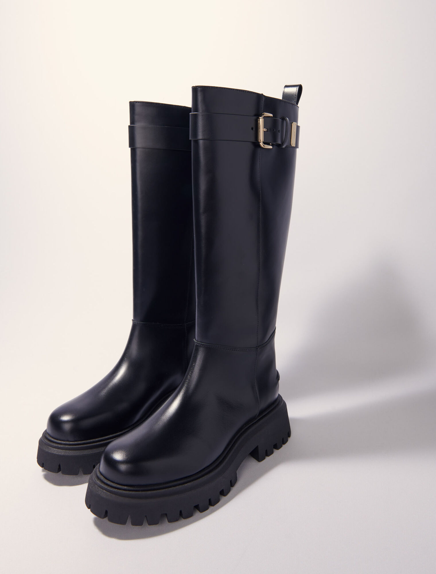 Botas de cuero con hebilla