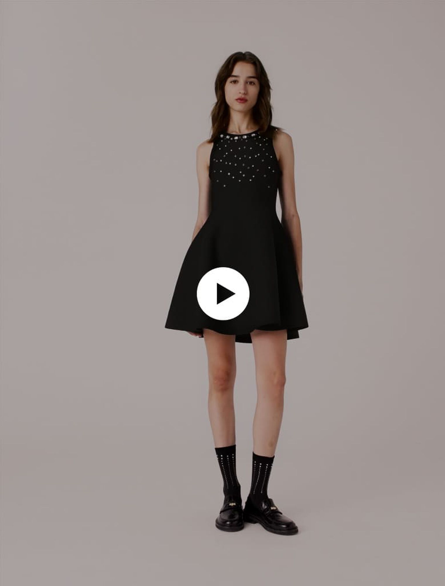 Vestido skater y detalles joya