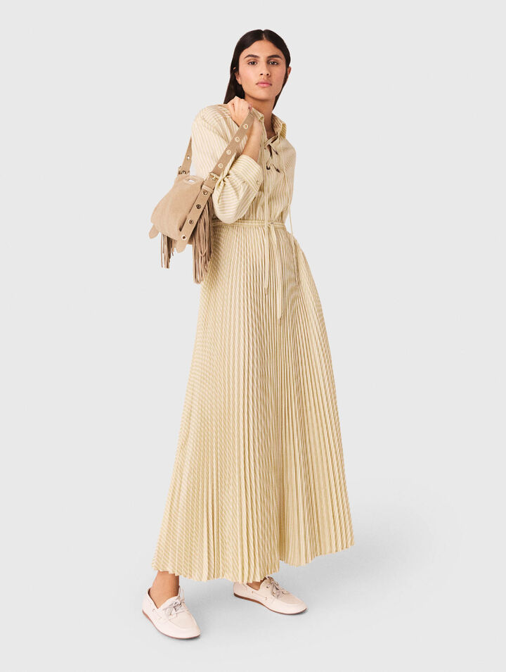 Vestido largo plisado con ojales