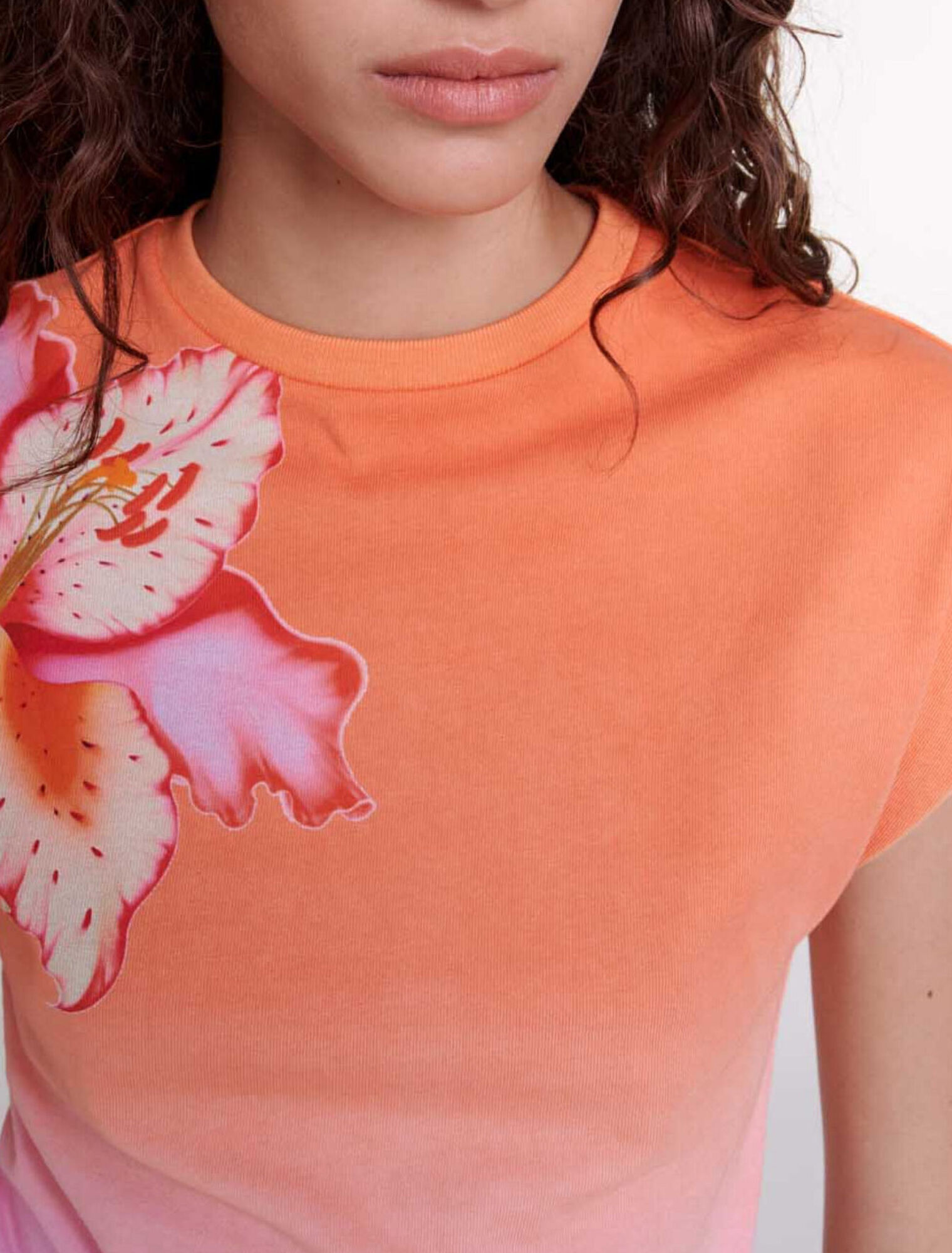 Camiseta estampada con hombreras