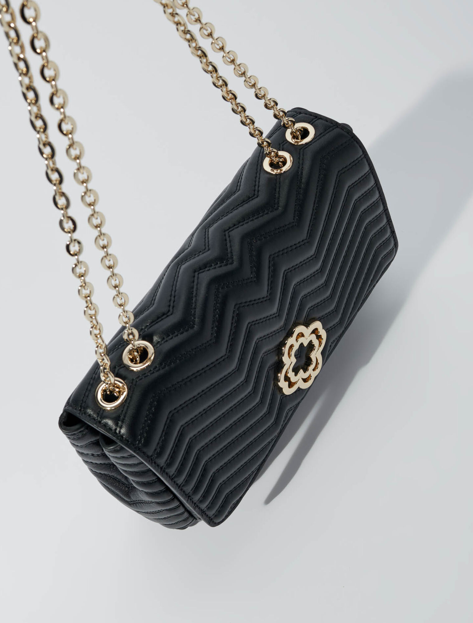 Bolso de piel con cadena