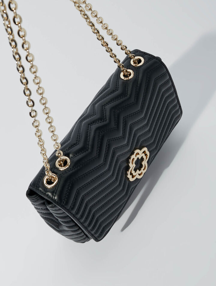 Bolso de piel con cadena