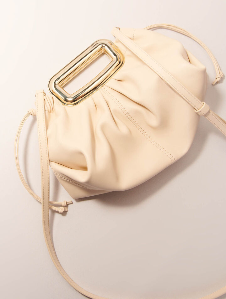 Clutch de piel con asa de metal