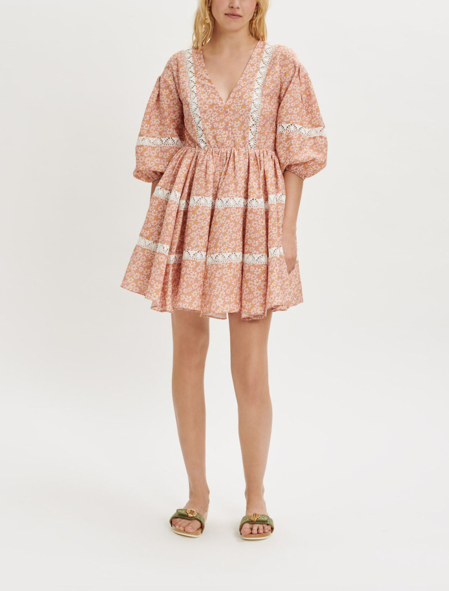 Vestido estampado con trenzas de encaje