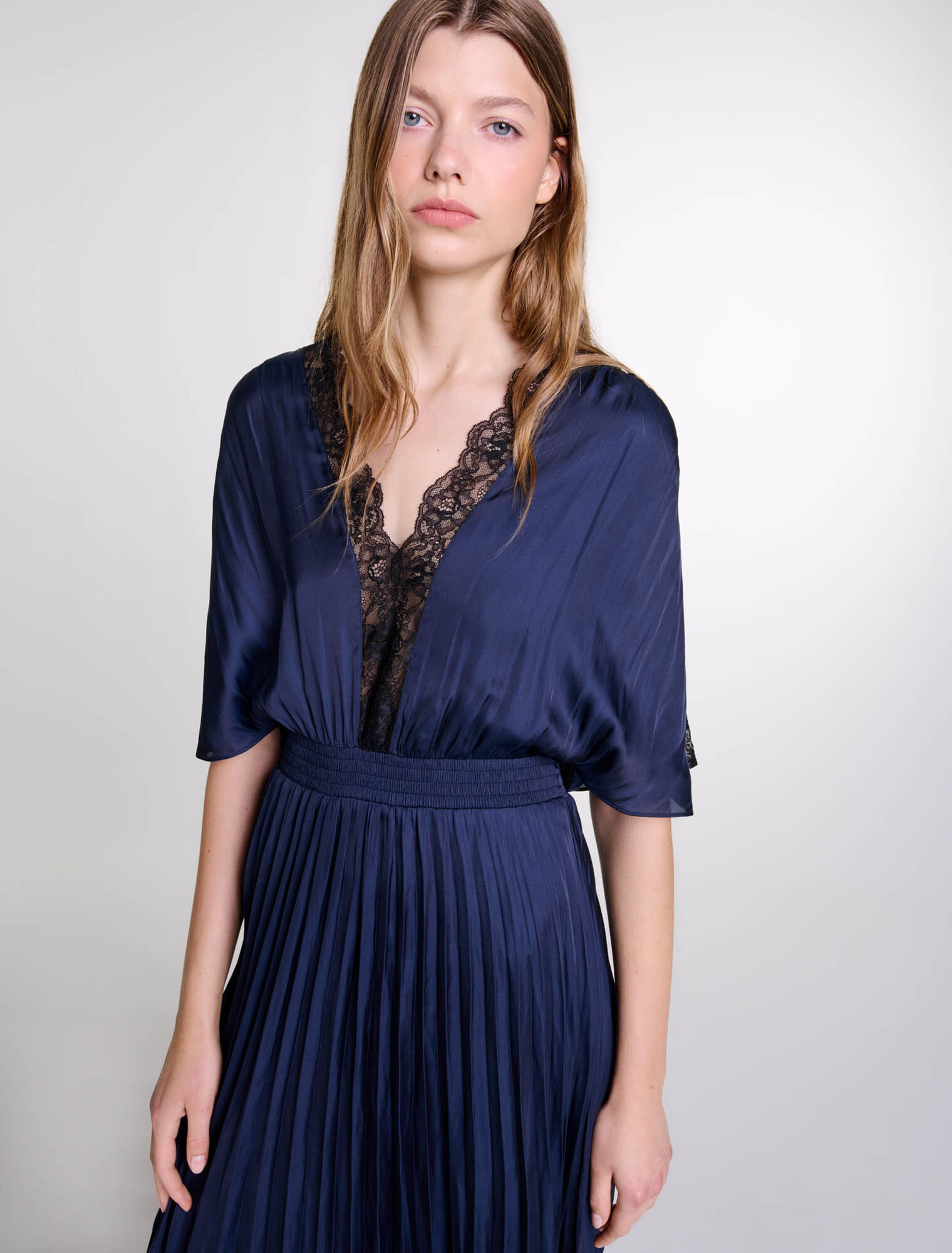Vestido largo plisado con encaje