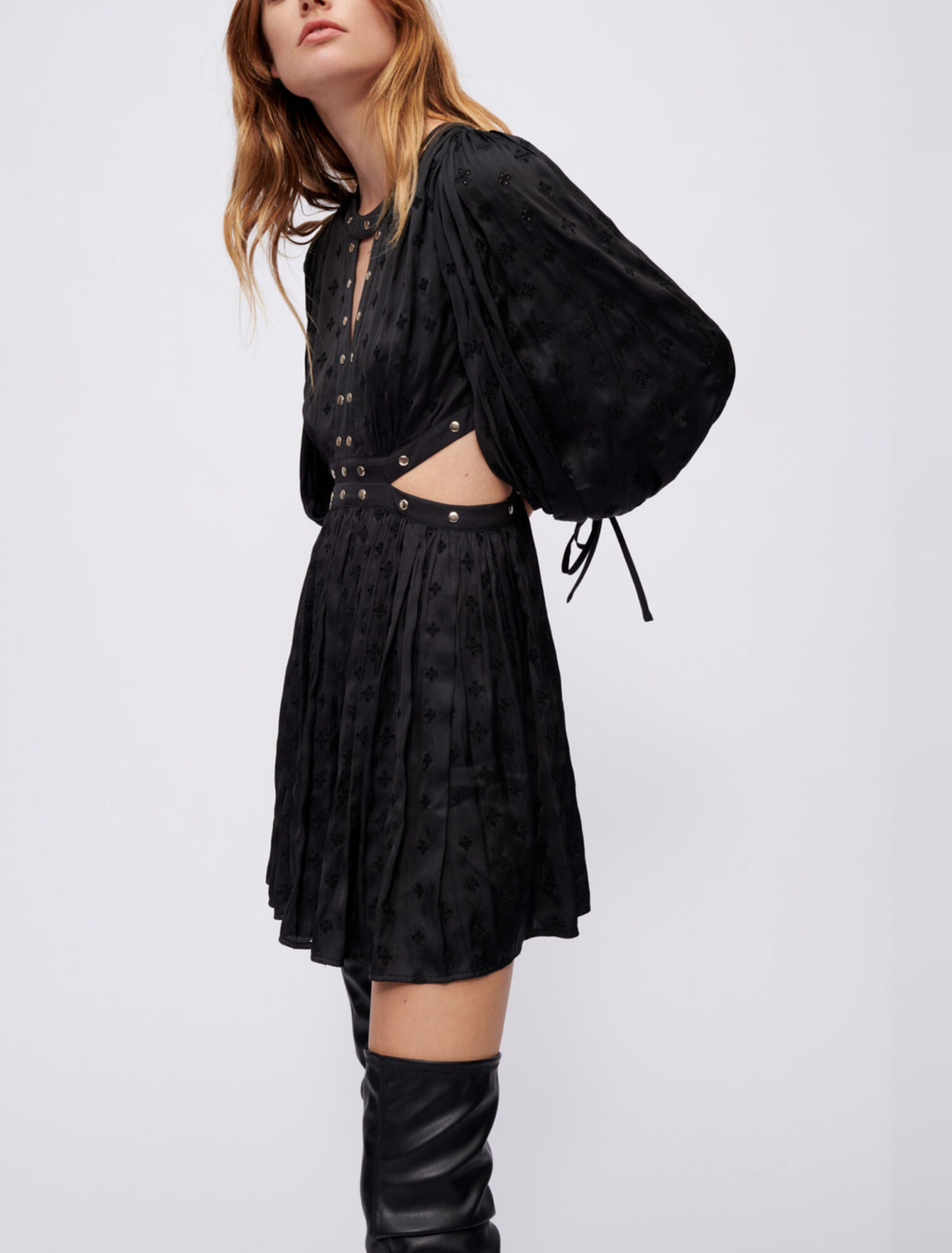 Vestido de satén bordado con tachuelas