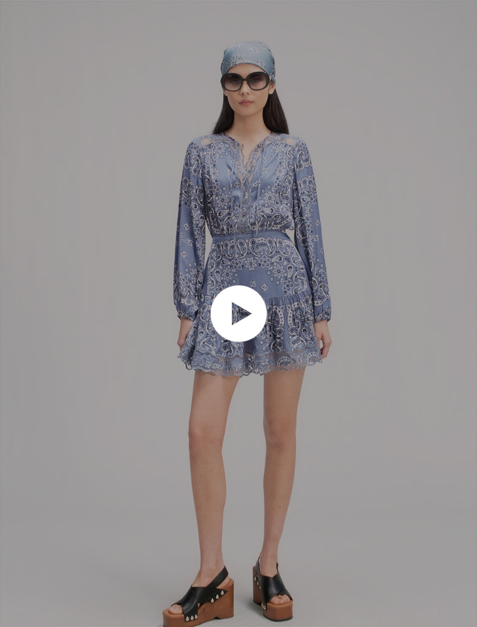 Vestido corto fluido con estampado