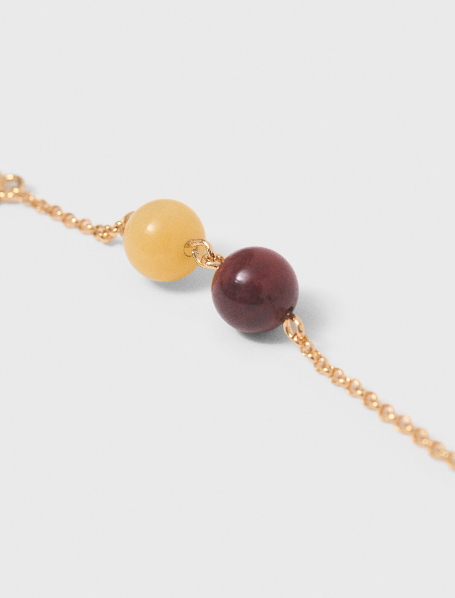 Pulsera con perlas y pedrer&iacute;a.