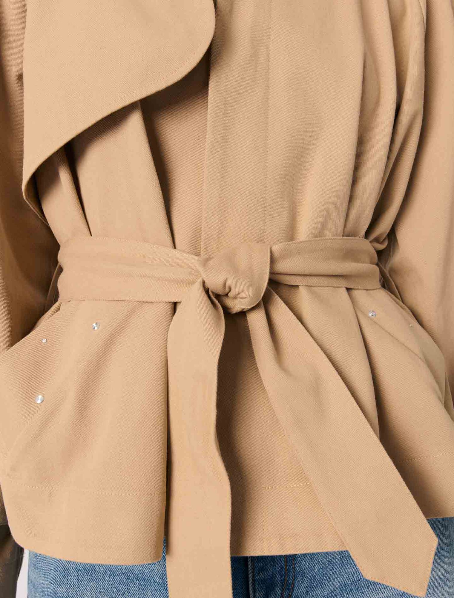 Gabardina corta con tachuelas