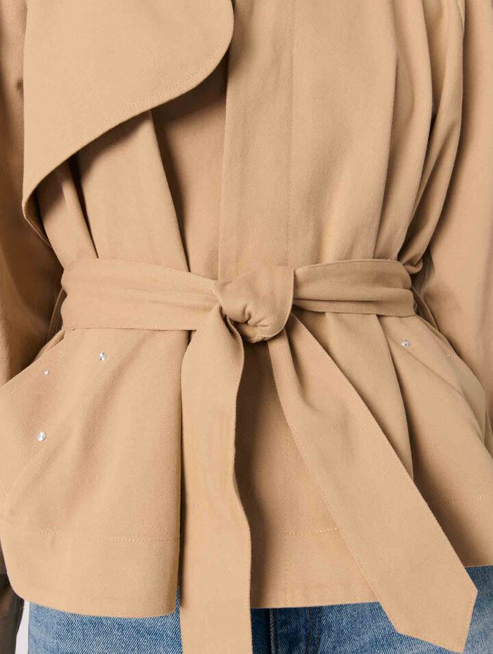 Gabardina corta con tachuelas