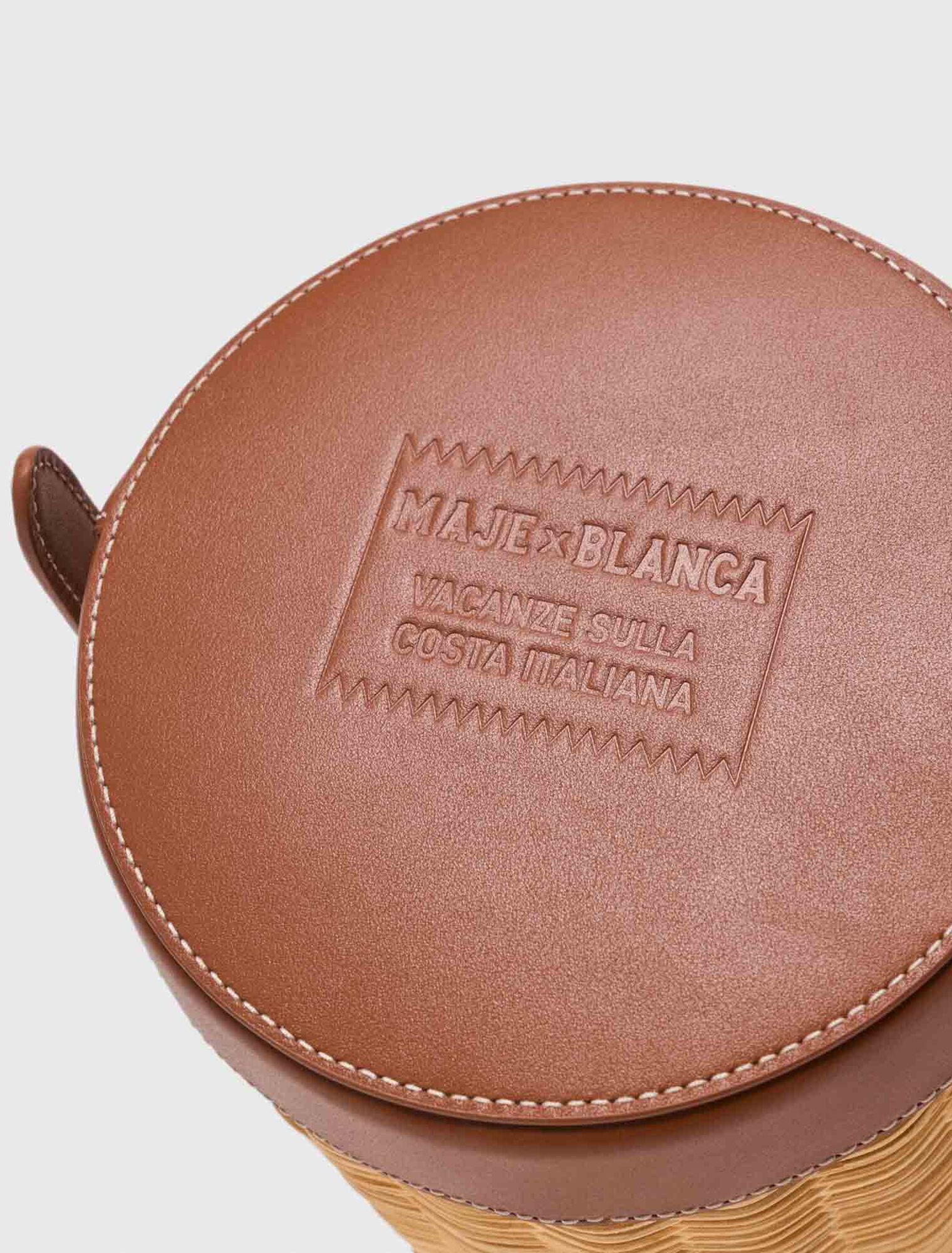 Cesta de mimbre con saco estampado