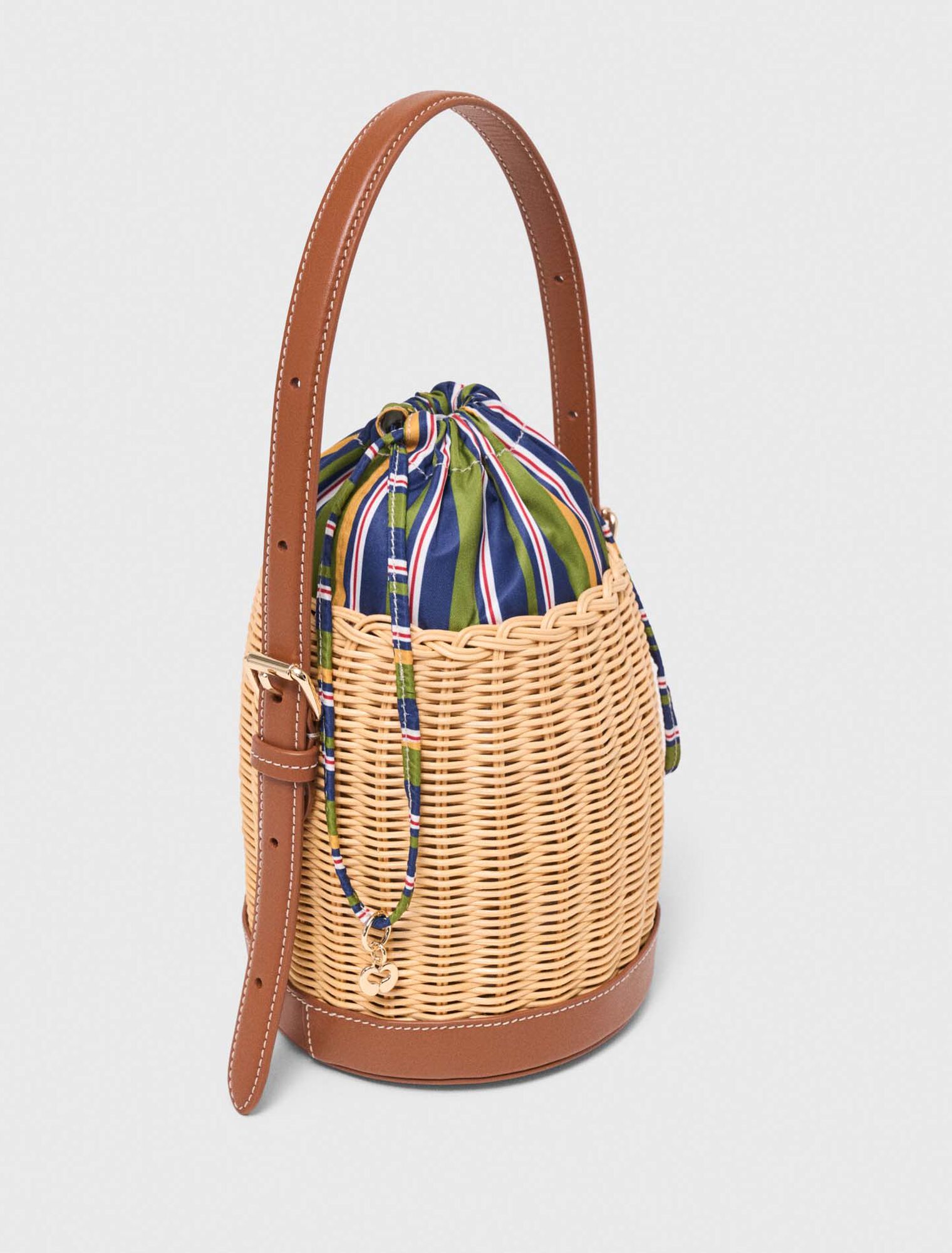 Cesta de mimbre con saco estampado