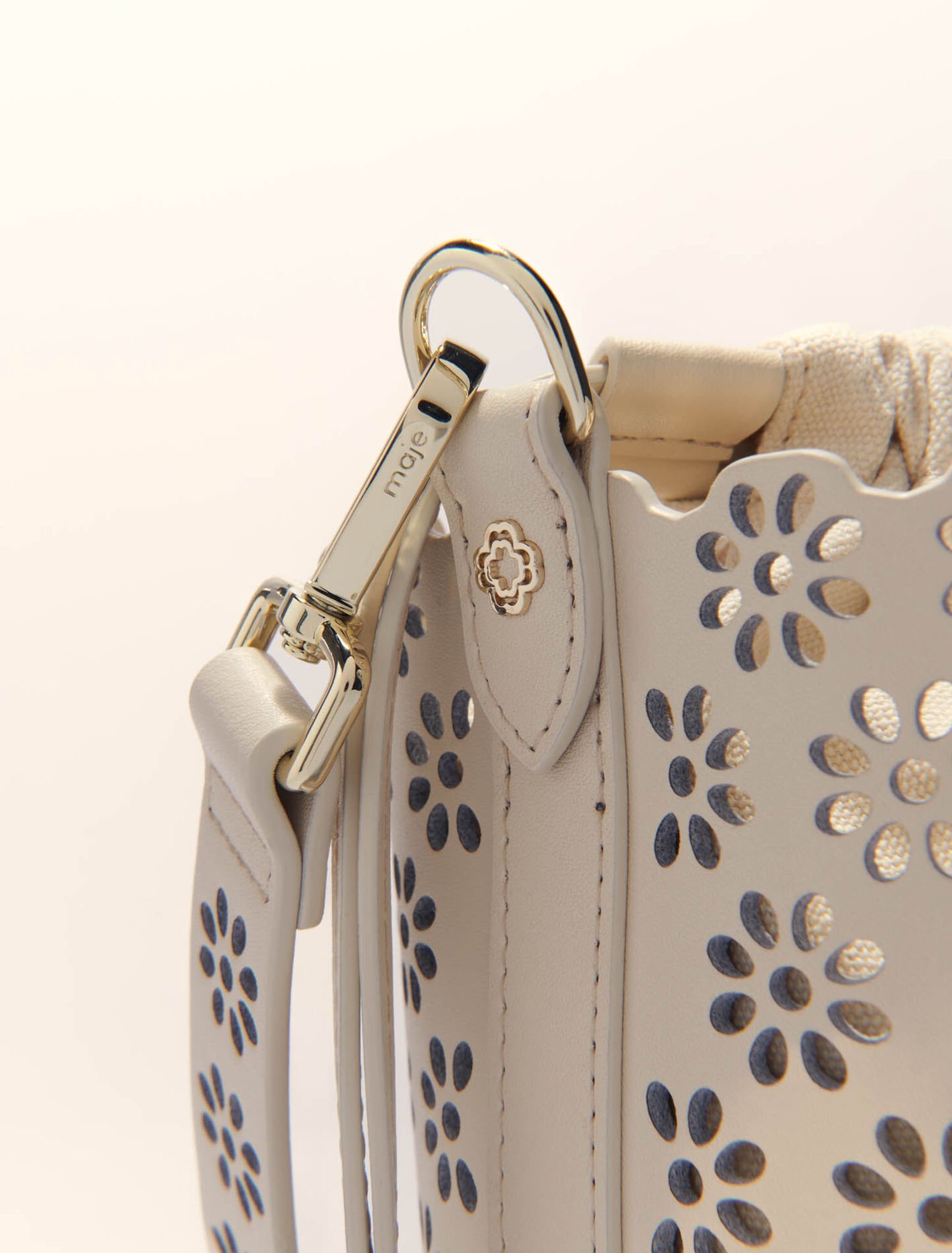 Bolso cubo de piel perforada