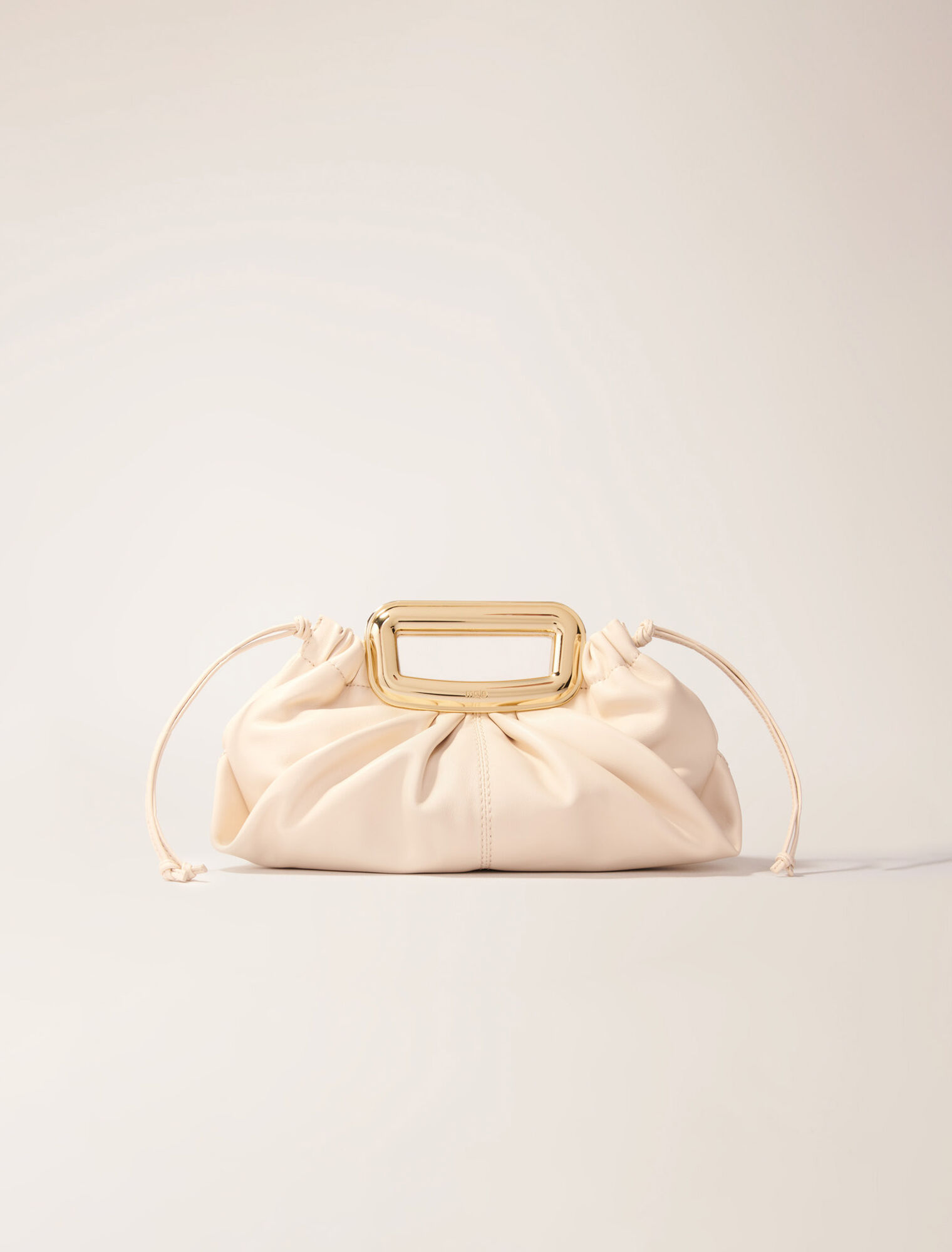 Clutch de piel con asa de metal