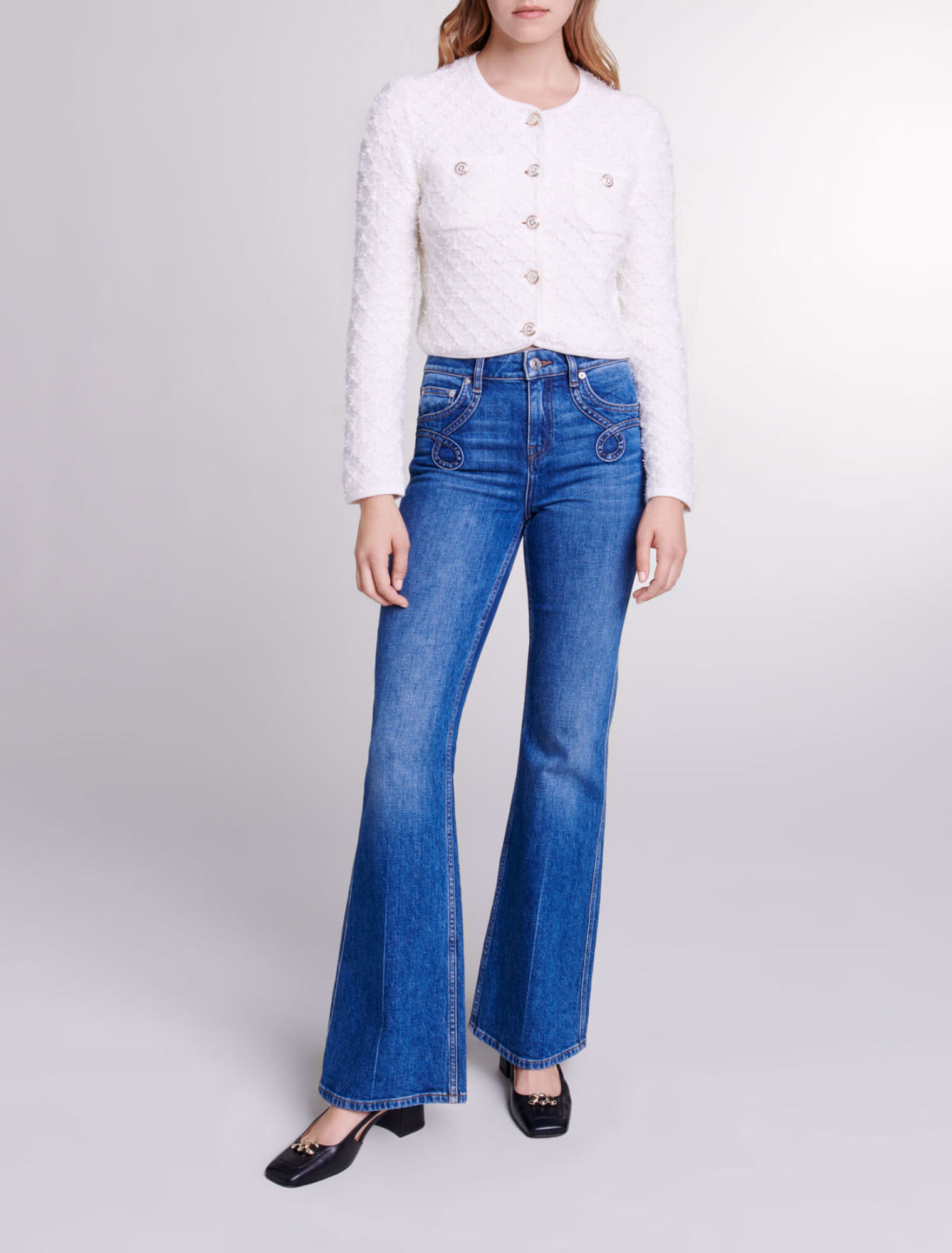 Vaqueros flare con bolsillos bordados