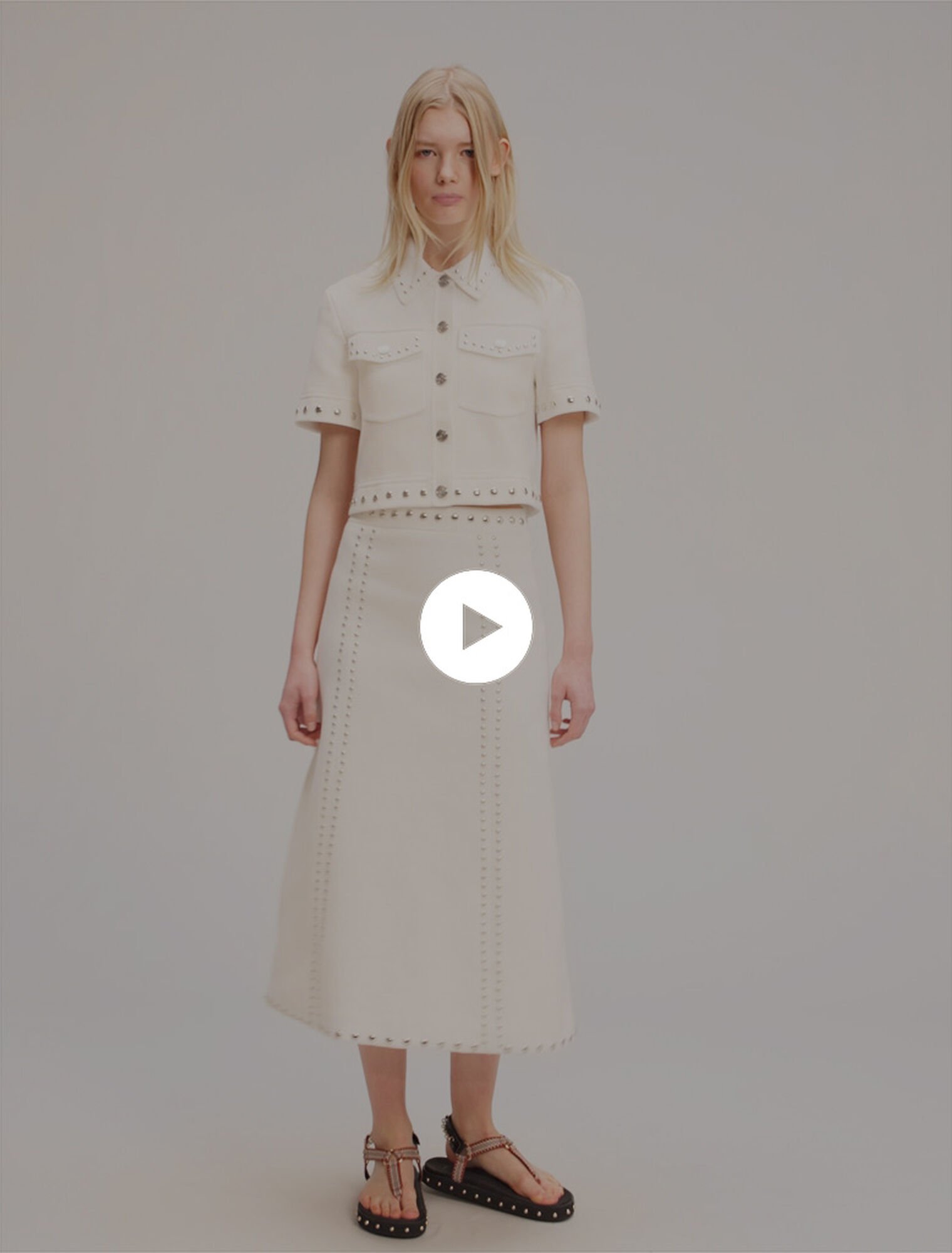 Falda midi de punto con tachuelas