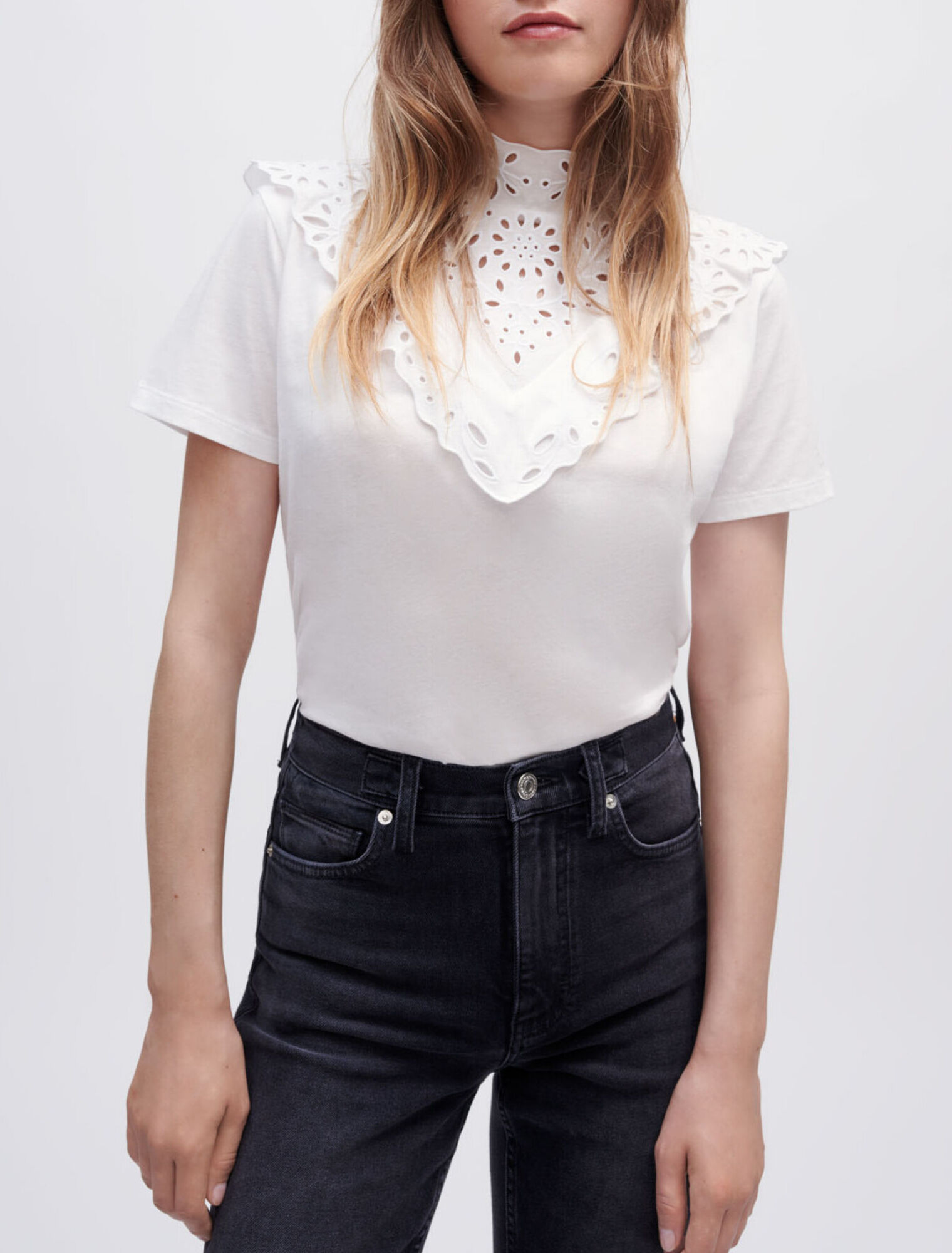 Camiseta con bordados y volantes