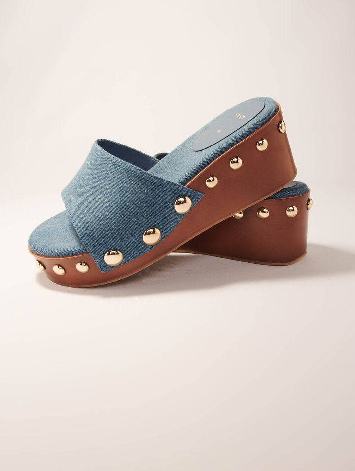 Mules denim de cuña con tachuelas