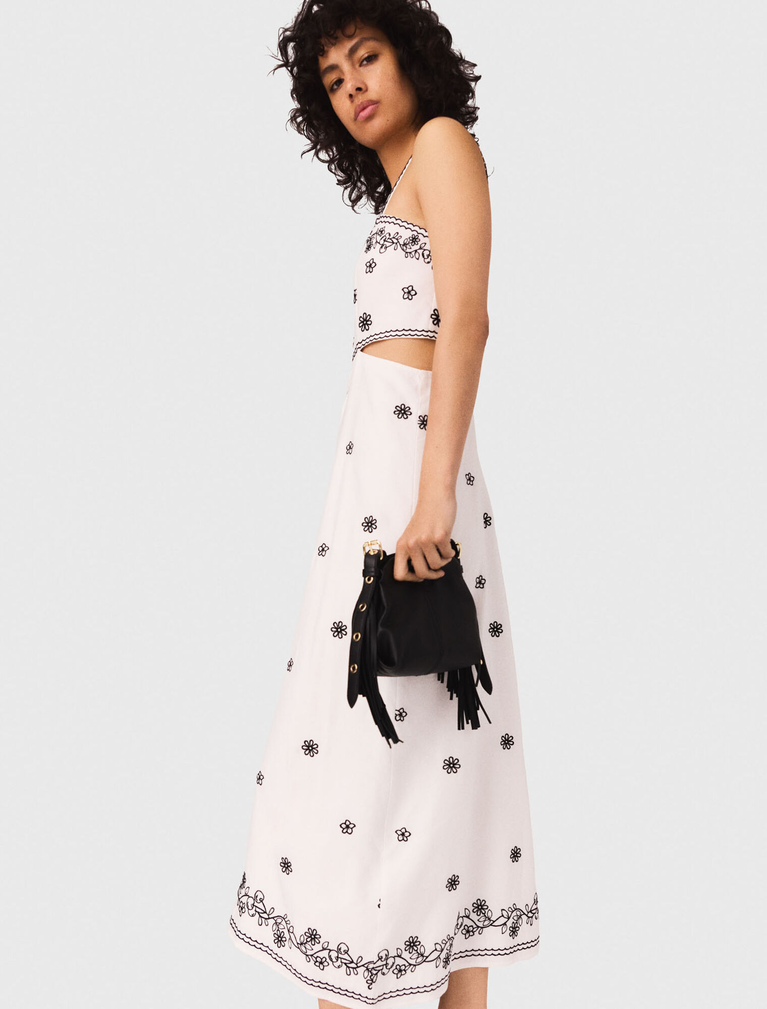 Vestido largo bordado con recortes