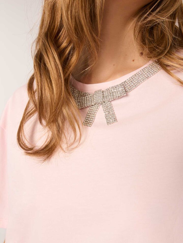 Camiseta corta con cuello joya