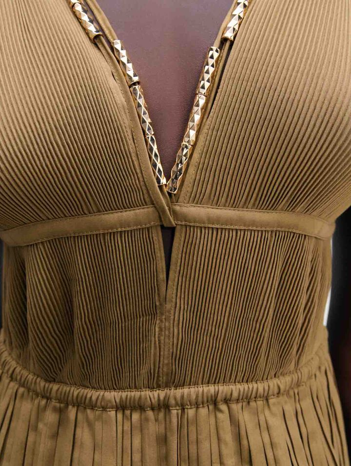 Vestido plisado con escote de joyas