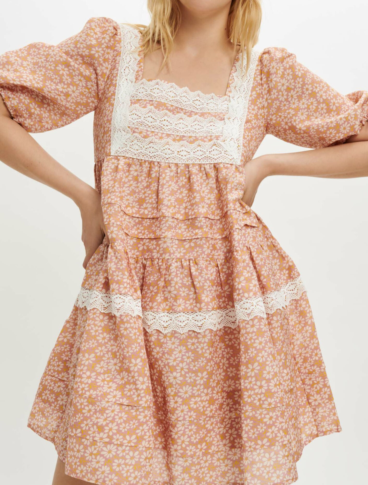 Vestido estampado con trenzas de encaje