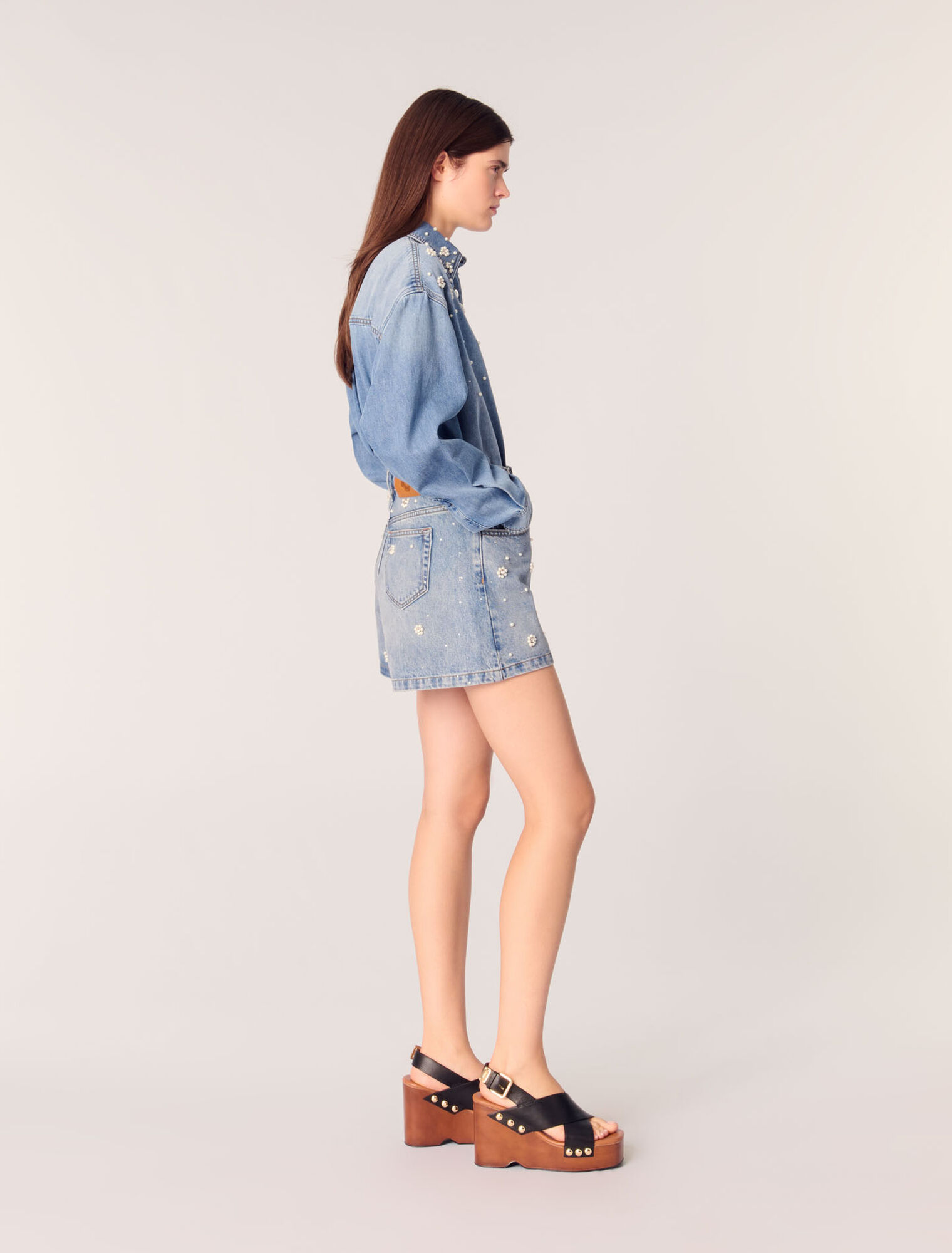 Short vaquero con perlas bordadas