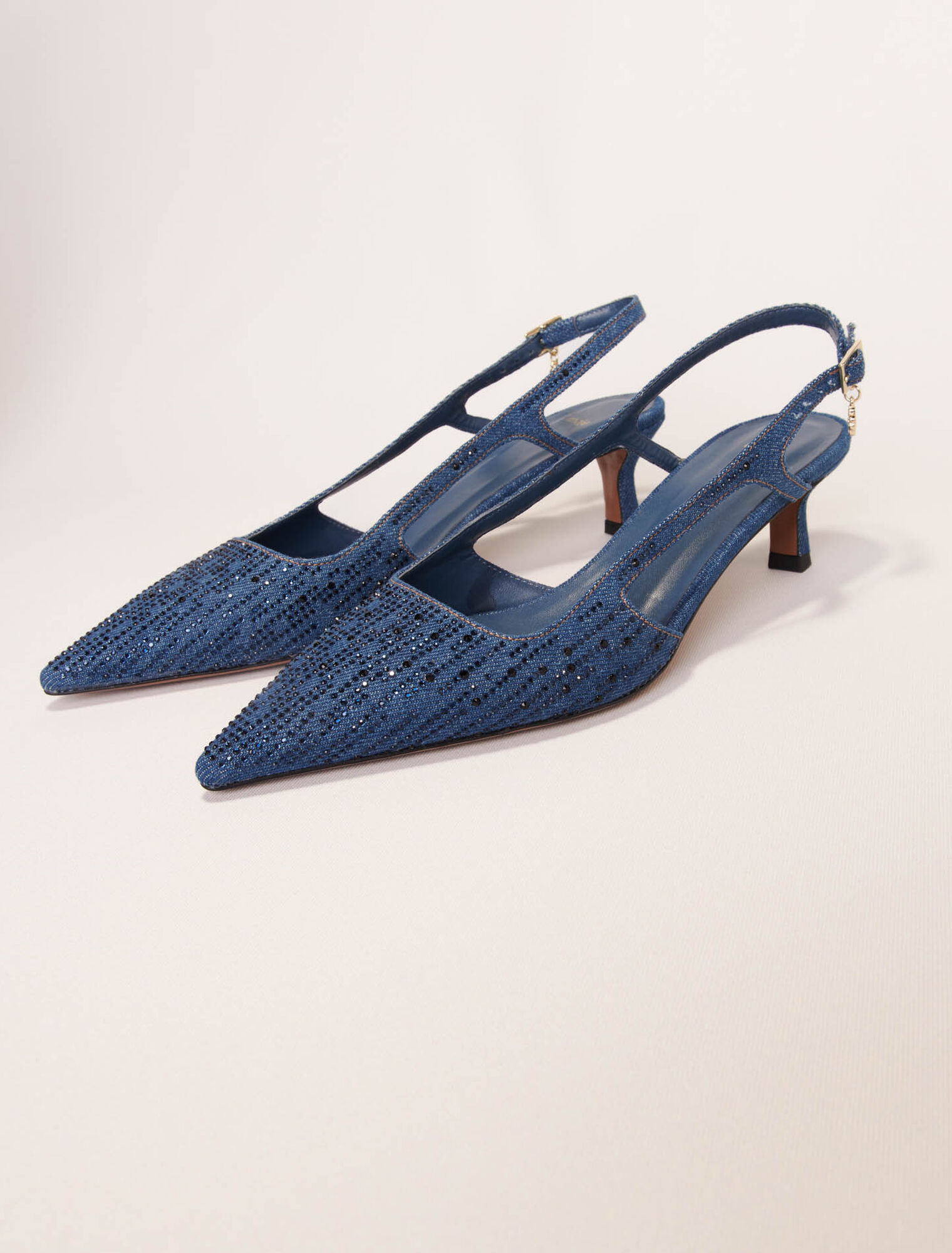 Zapato de tacón en denim con strass