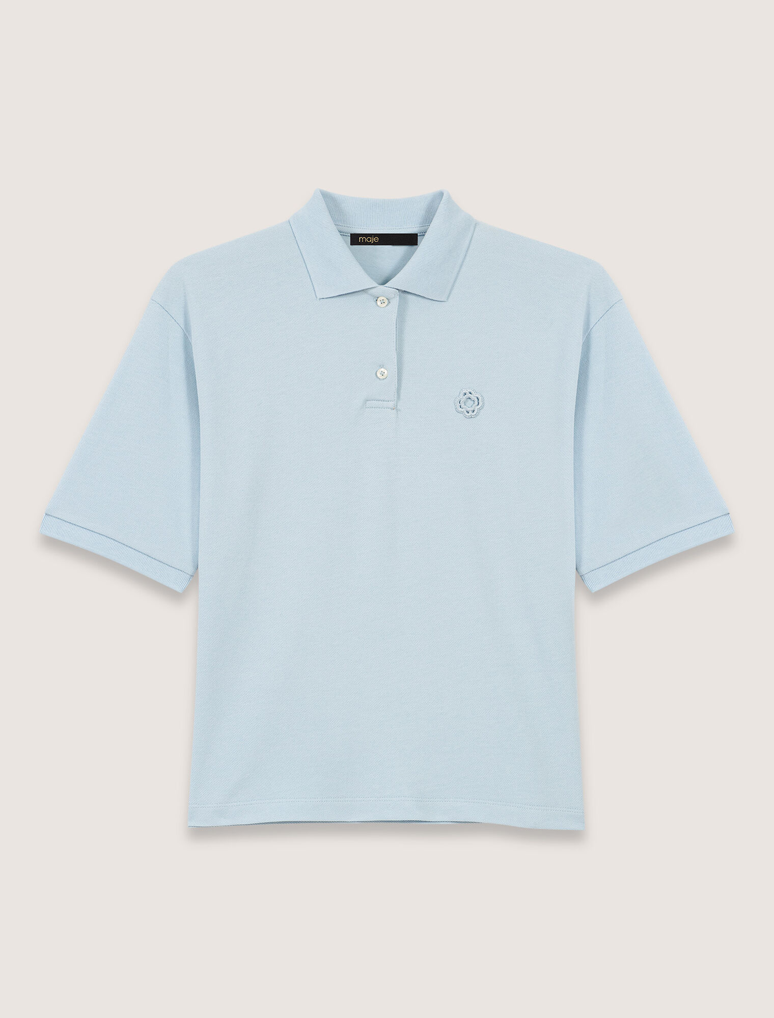 Polo con logotipo de parche