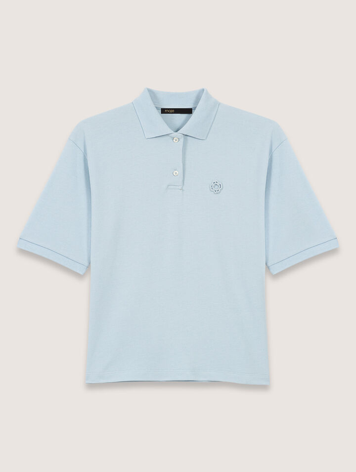 Polo con logotipo de parche