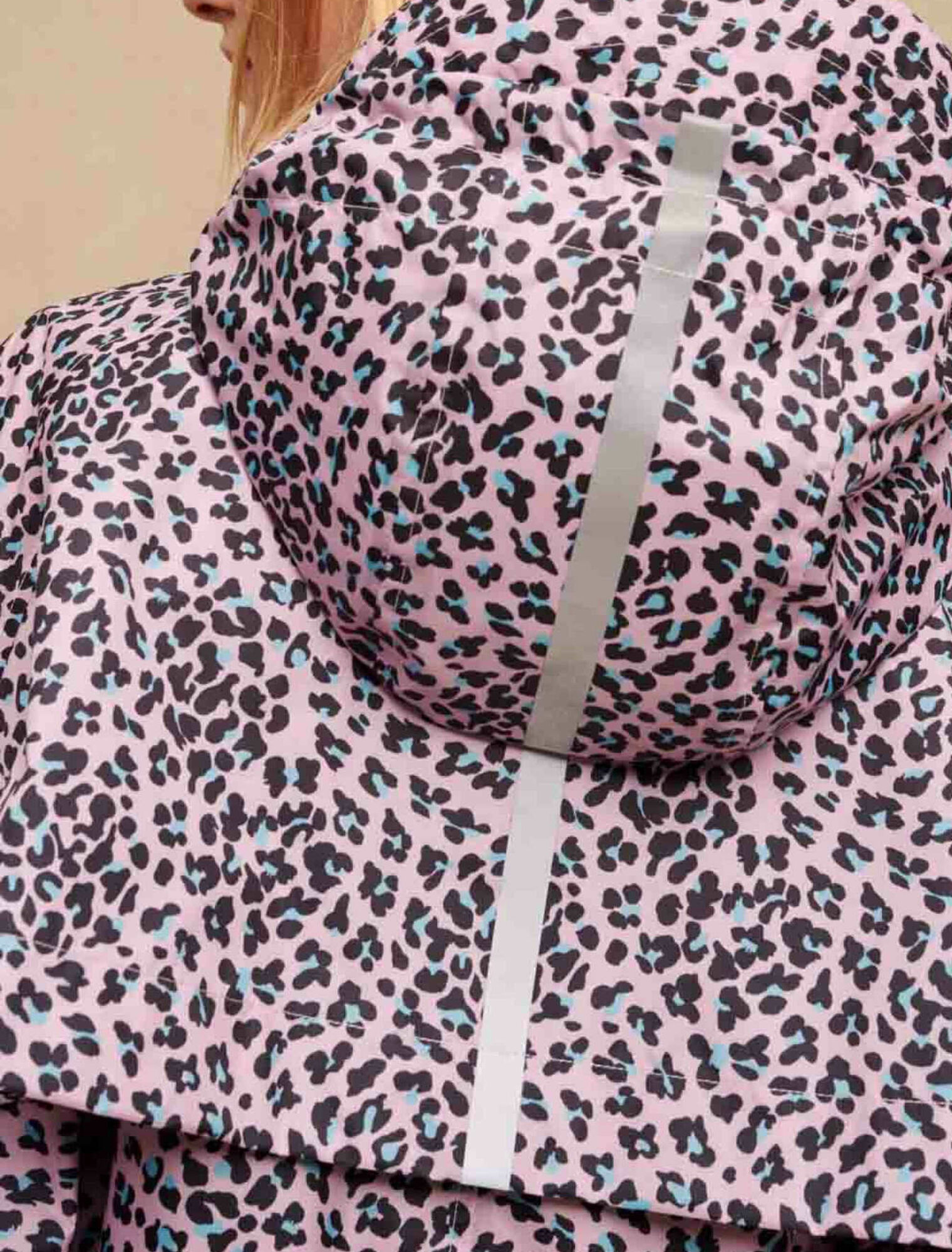 Abrigo hidrófugo con estampado leopardo