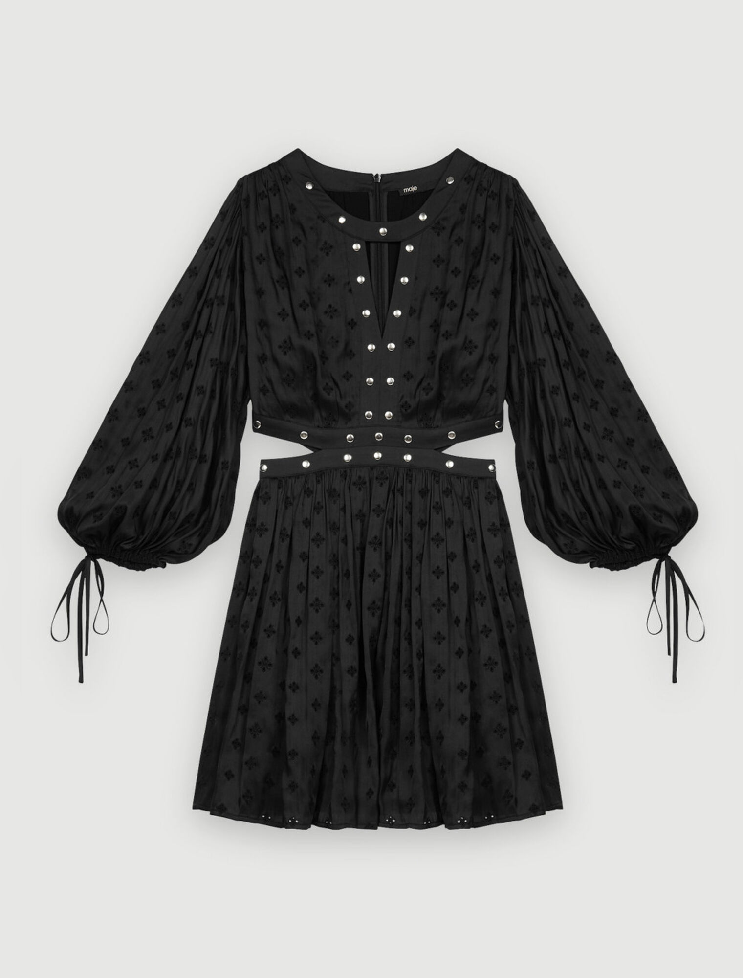Vestido de satén bordado con tachuelas