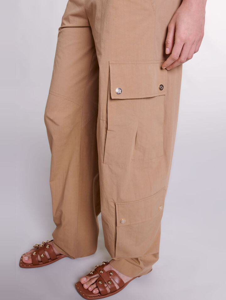 Pantalón cargo con bolsillos