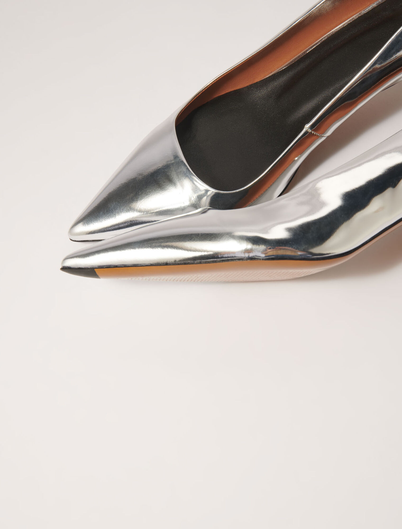 Tacones de punta fina de charol