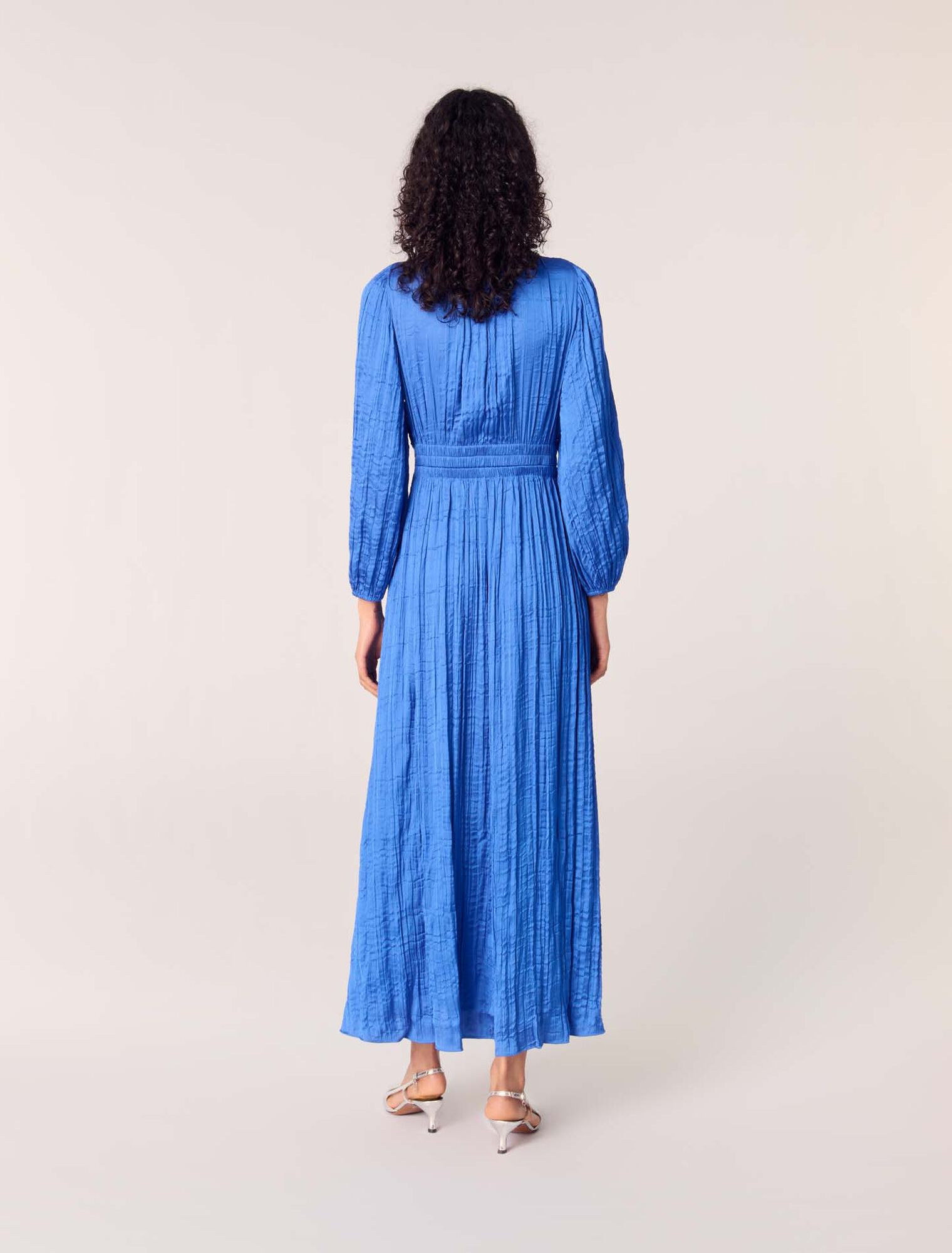Vestido largo satinado y plisado
