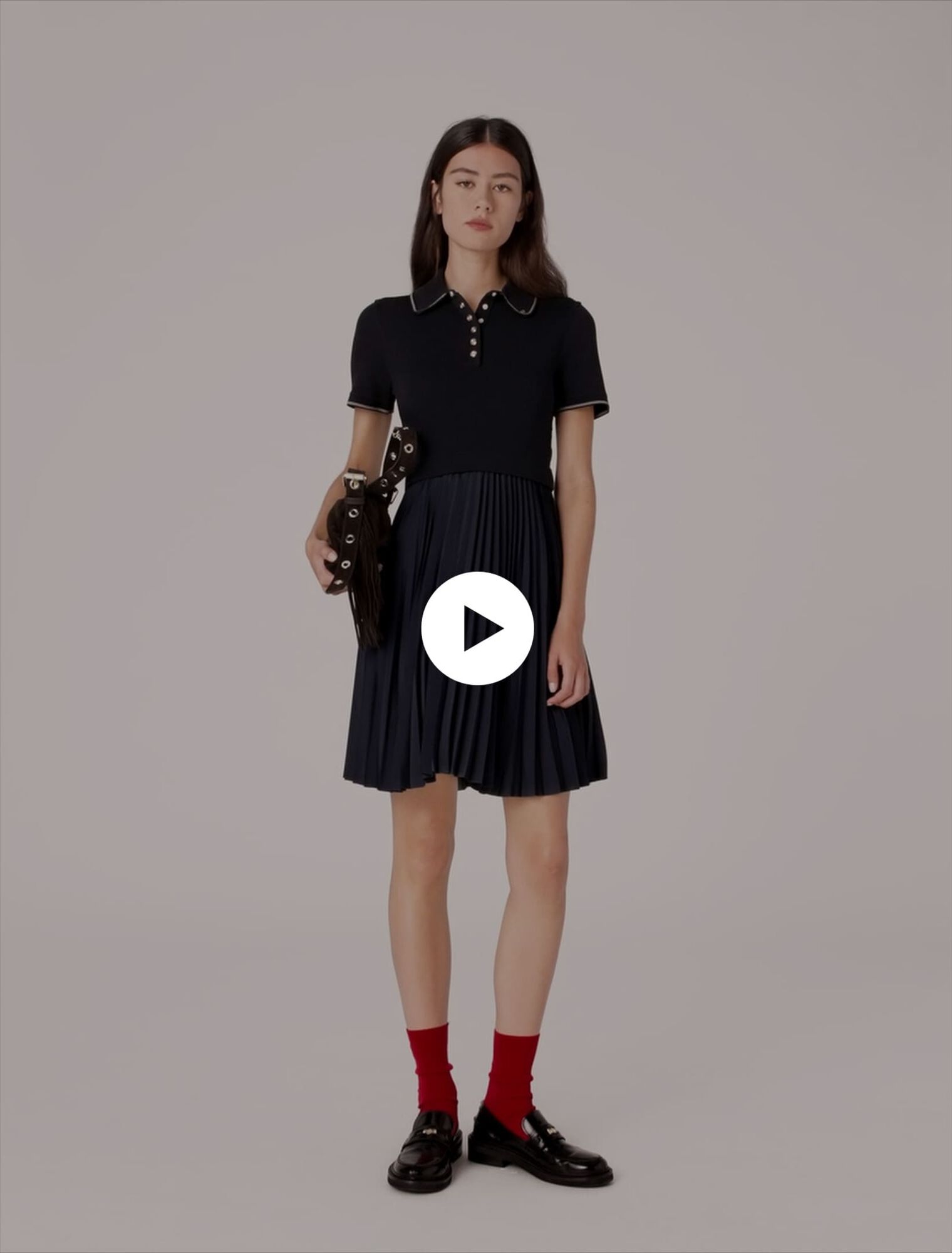 Vestido corto plisado y cuello polo