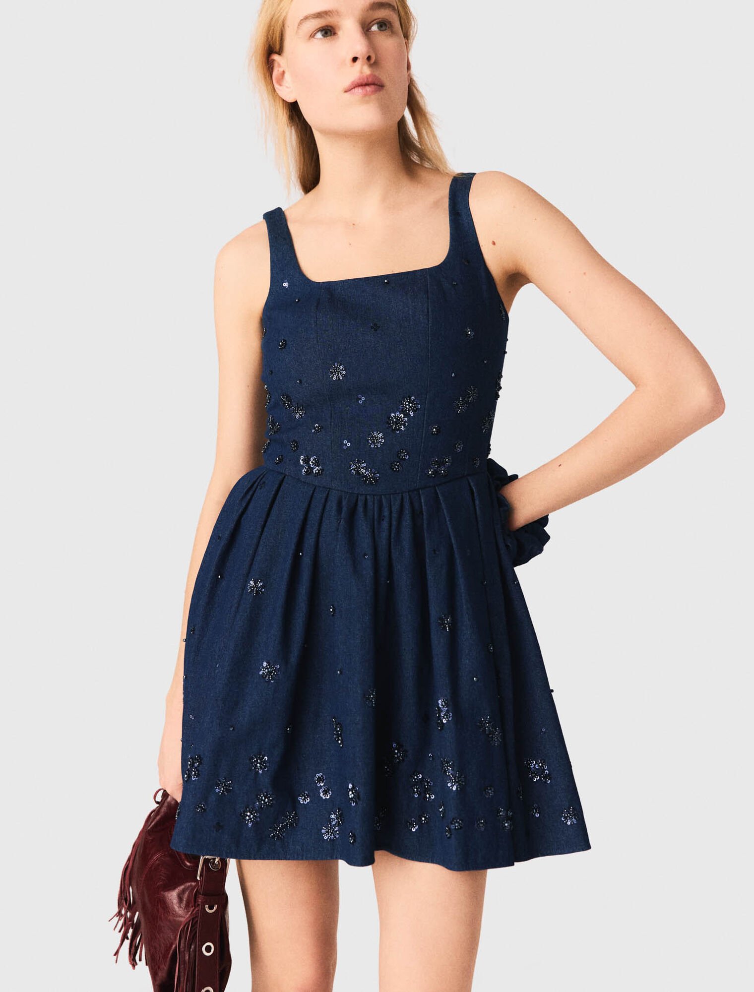 Vestido acampanado de denim bordado