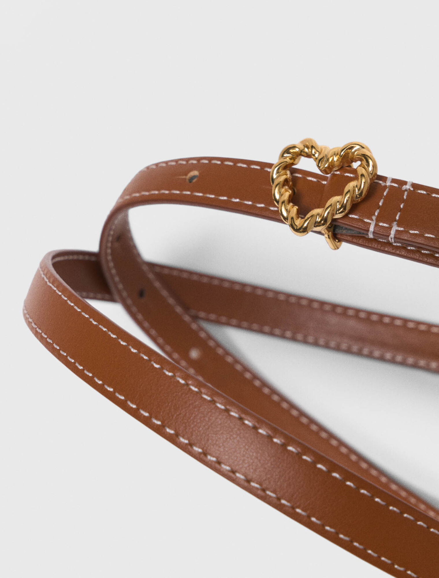 Cintur&oacute;n fino de cuero con coraz&oacute;n