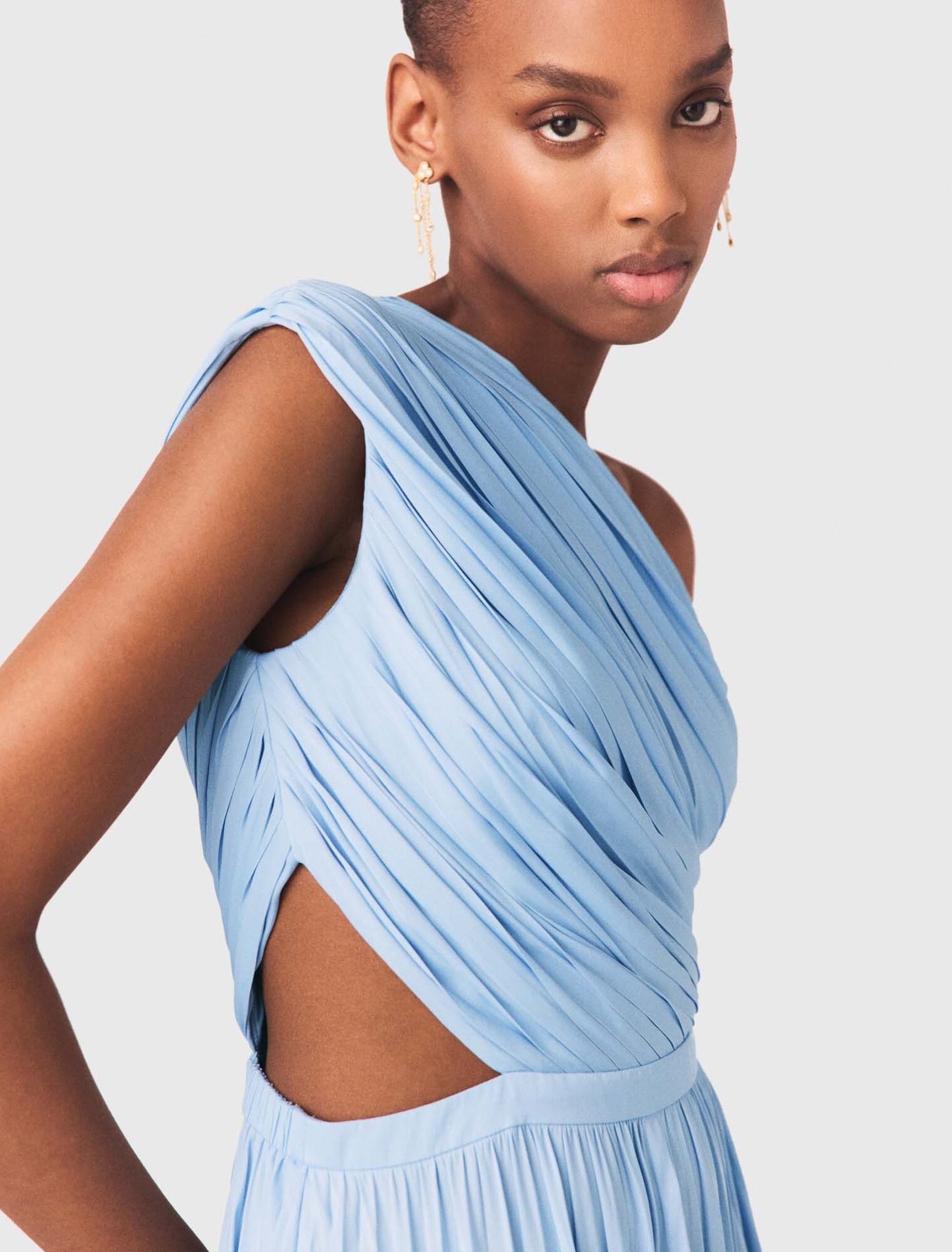 Vestido largo plisado asim&eacute;trico