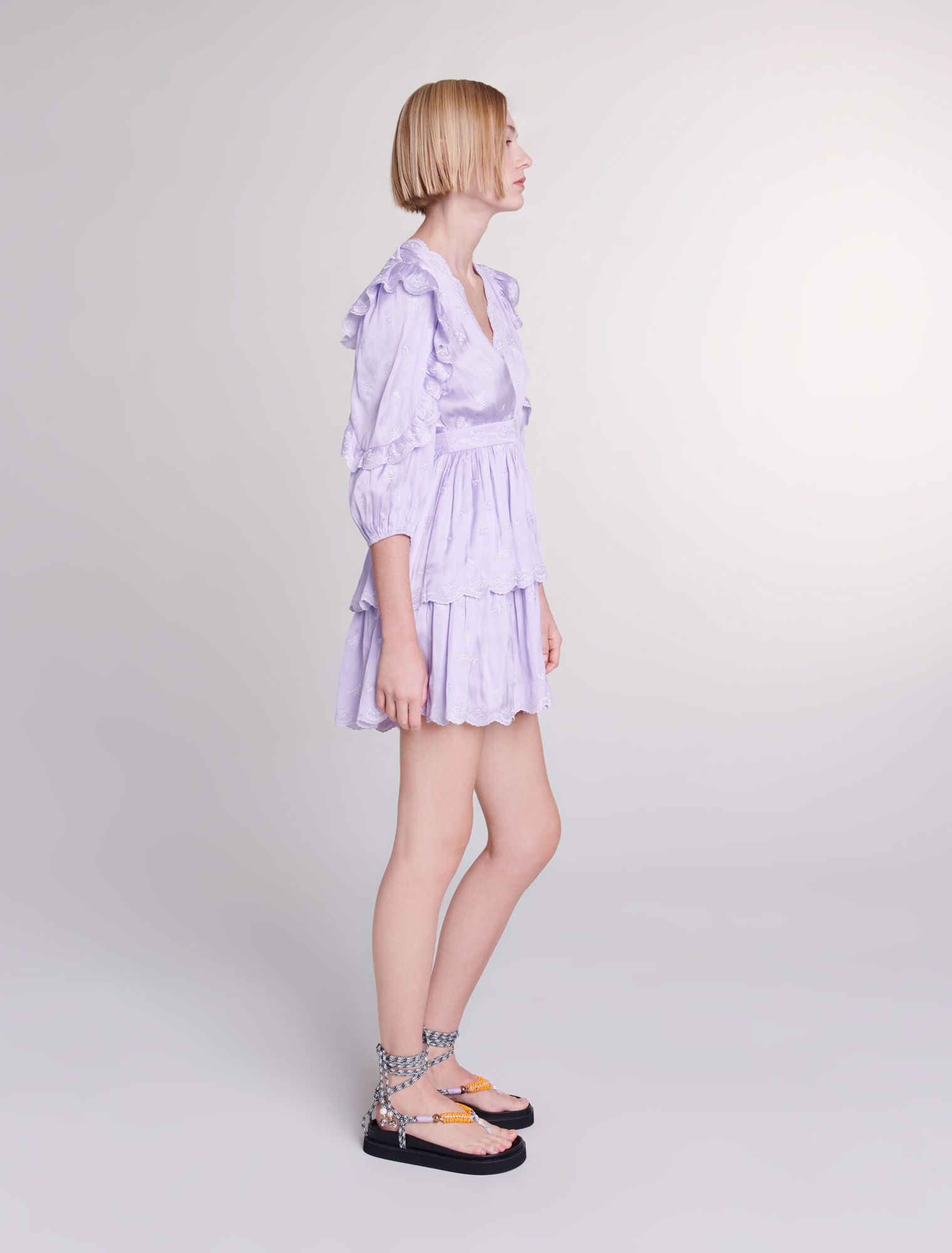 Vestido corto satinado y bordado