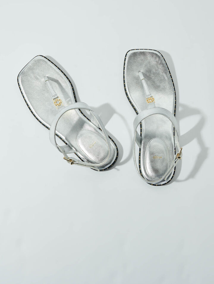 Sandalias con tiras de piel plateadas
