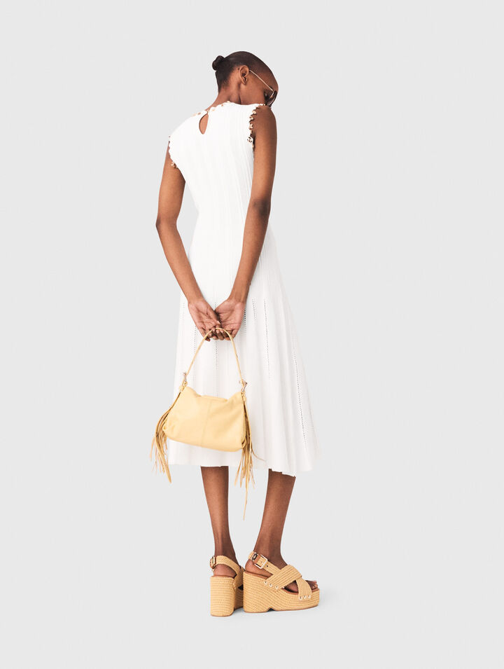 Vestido de punto con joyas doradas