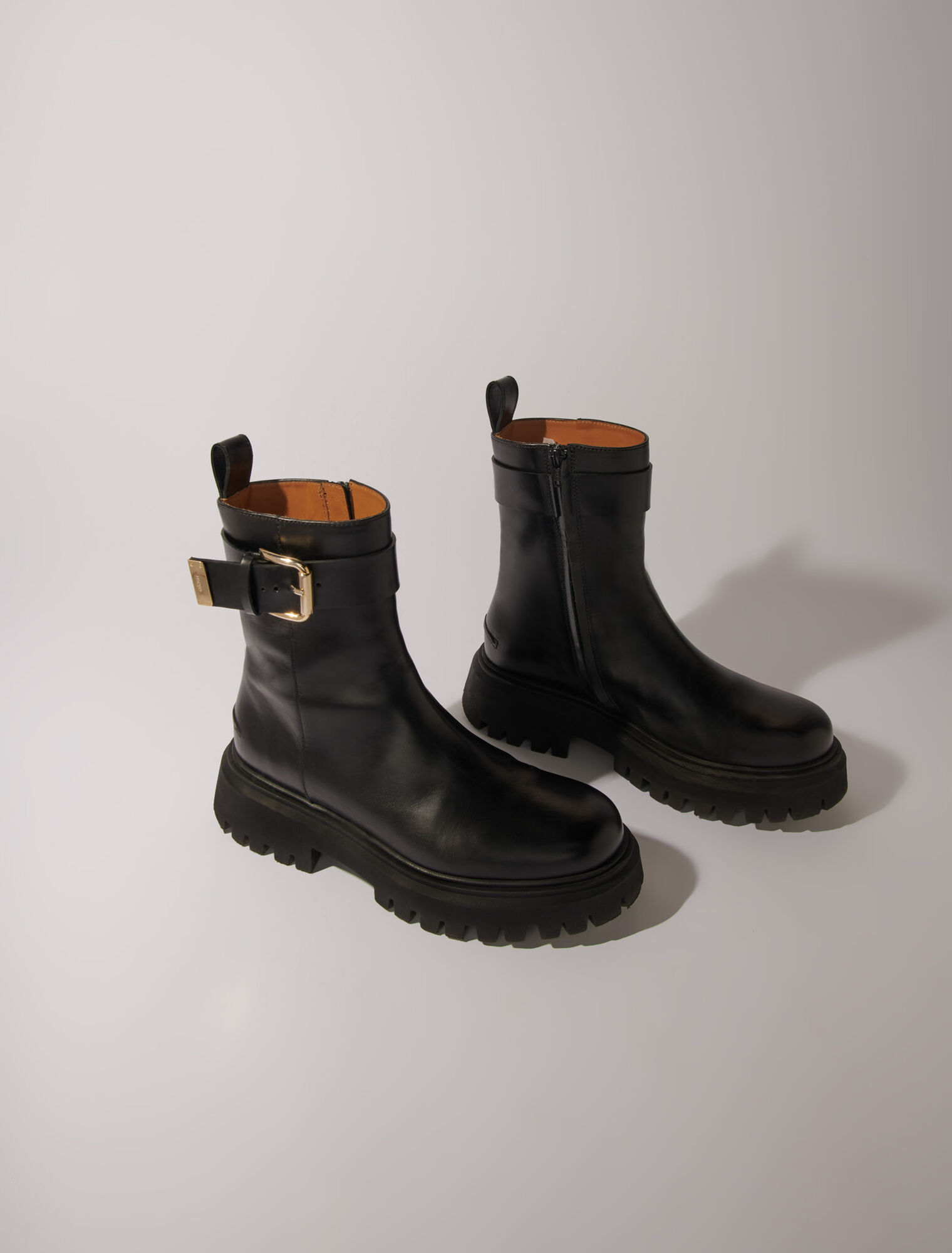 Botines de cuero con hebilla