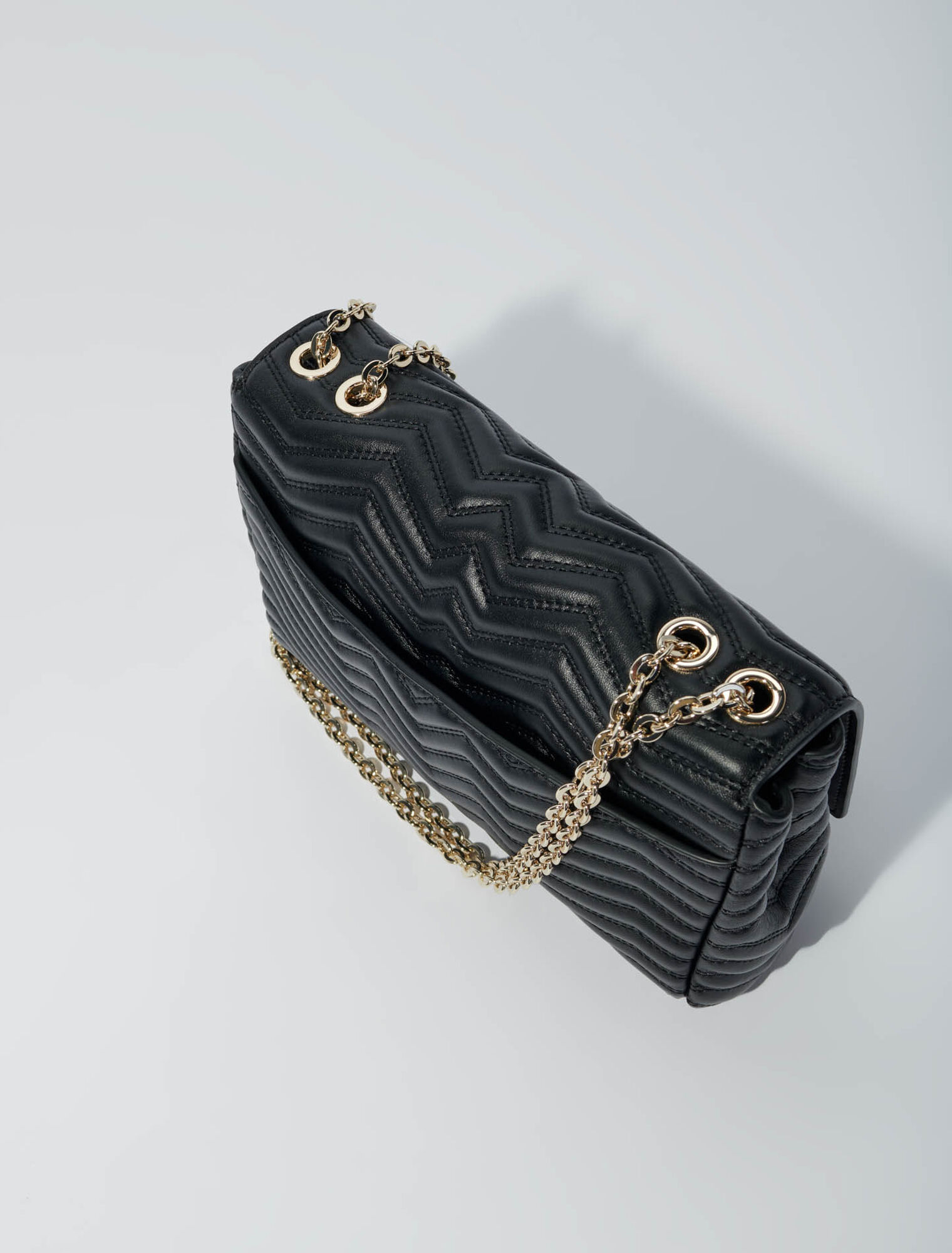 Bolso de piel con cadena