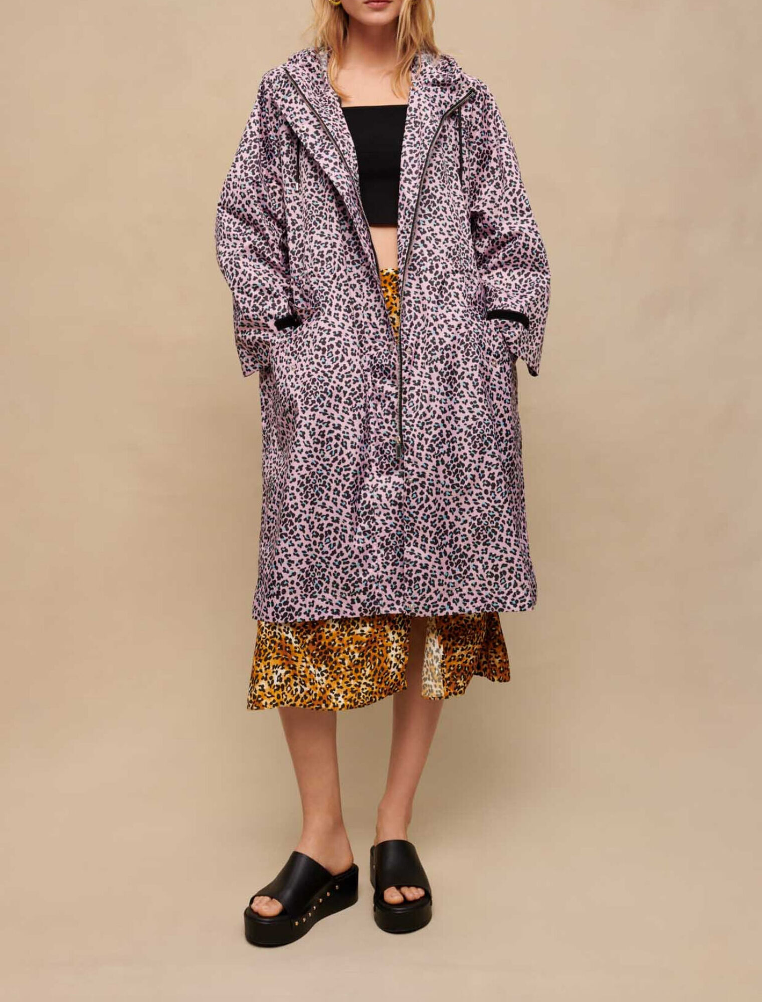 Abrigo hidrófugo con estampado leopardo