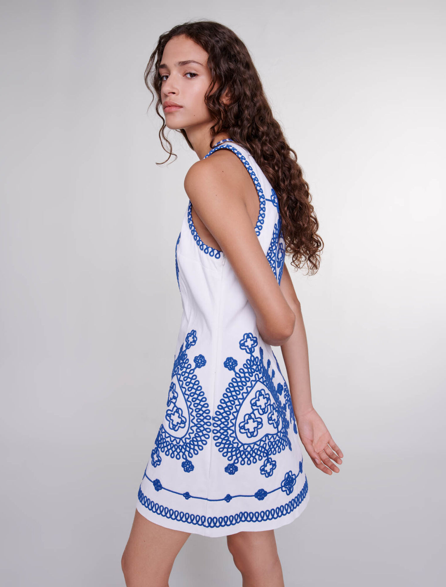 Vestido entallado y bordado