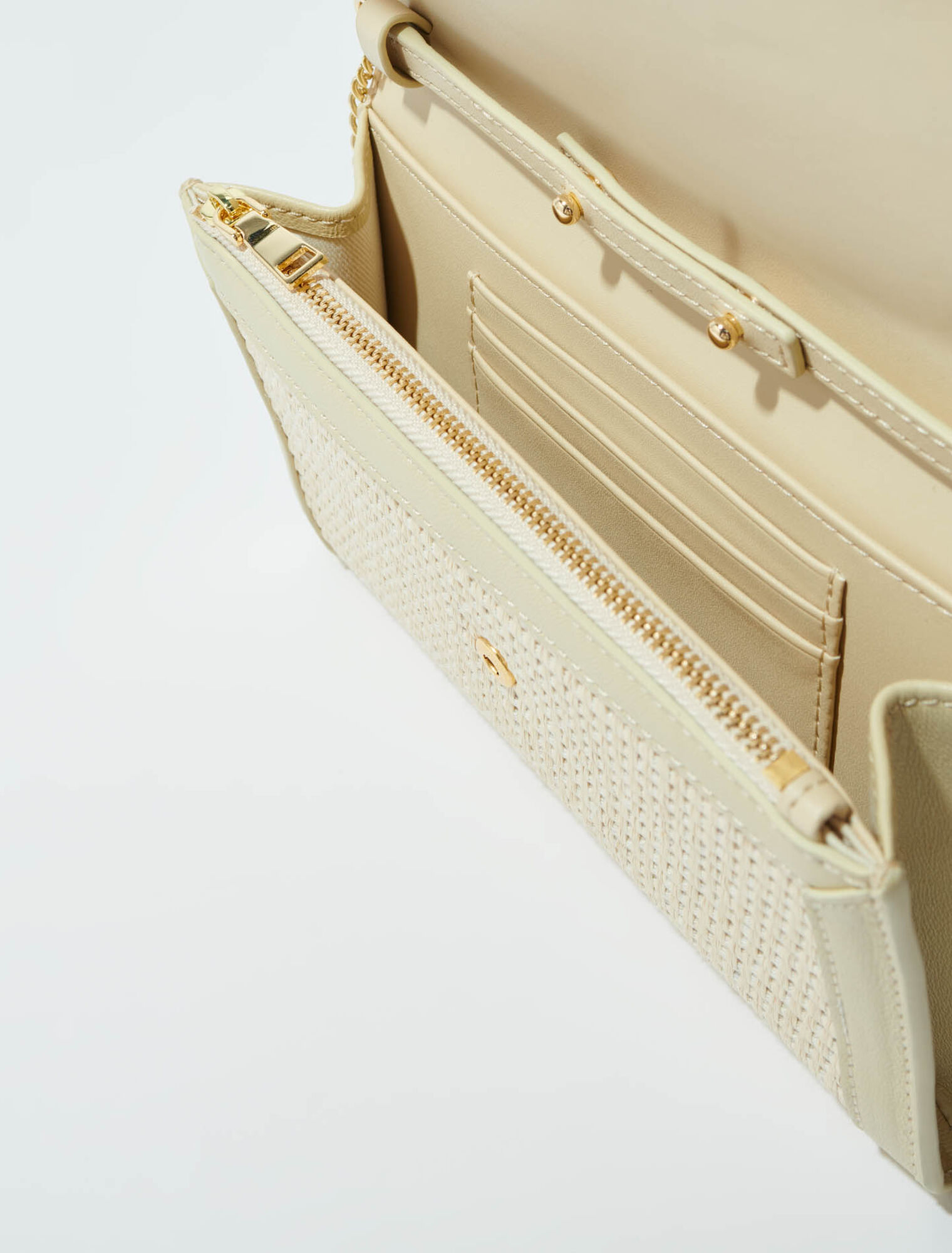 Cartera con cadena efecto rafia