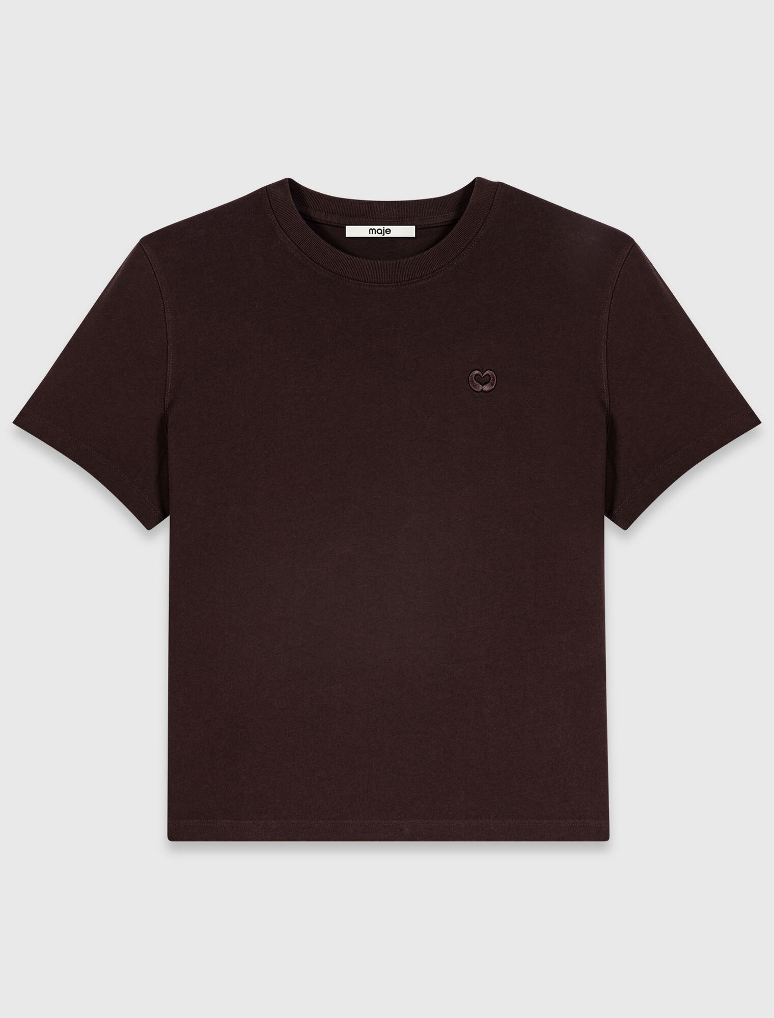 Camiseta con logo bordado
